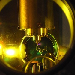 The eye of the camera. The look and working principle of an ultrafast apparatus differ radically from those of a conventional camera: krypton atoms are placed inside a vacuum chamber where they are ionized with a first laser pulse and subsequently probed by a second, ultra-short laser pulse.
